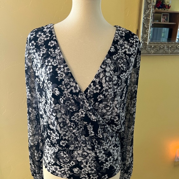 WhiteHouseBlack Market Black floral print wrap top with sheer sleeves size S - Picture 4 of 10